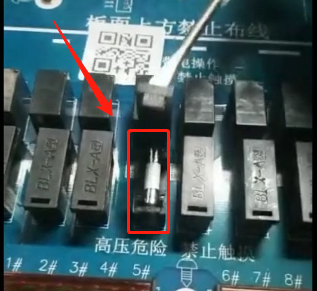 按键板或显示屏某个插座待机出现---(短横杆)(图3) image.png